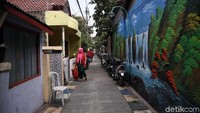 Penampakan mural yang menghiasi salah satu dinding di kawasan permukiman padat penduduk di Kalibaru, Cilincing, Jakarta Utara.