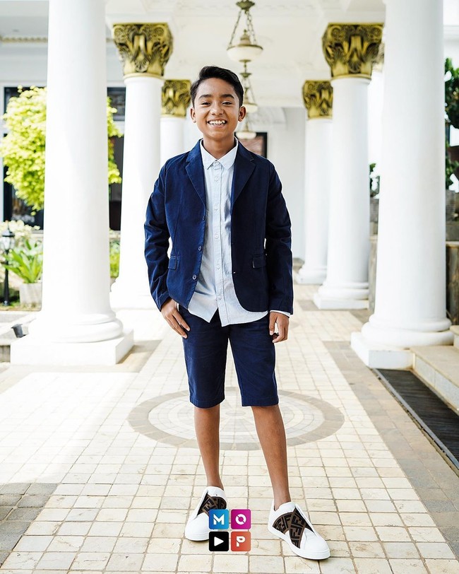 Betrand pun bergaya dengan sepatu dari brand Fendi. Sepatu slip-on tersebut harganya mencapai Rp 9 jutaan.  Foto: dok. Instagram