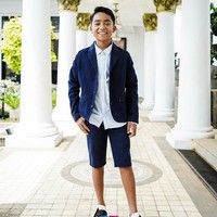 Betrand pun bergaya dengan sepatu dari brand Fendi. Sepatu slip-on tersebut harganya mencapai Rp 9 jutaan.  Foto: dok. Instagram