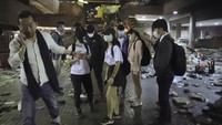 Para kepala sekolah pun mendatangi kawasan kampus PolyU untuk membantu anak-anak didik mereka dapat meninggalkan kawasan itu usai polisi mengepung kampus tersebut. Kin Cheung/AP Photo.