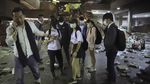 Para Orang Tua Menunggu Demonstran yang Terjebak di Kampus Hong Kong Para Orang Tua Menunggu Demonstran yang Terjebak di Kampus Hong Kong