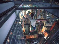 Aksi Gila Instagrammer Bertaruh Nyawa di Ketinggian