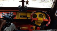 Perkembangan bus kayu tak dapat diteruskan. Bus yang sudah terlihat termakan usia ini diganti dengan bus yang lebih modern (Foto: Ahmad Masaul Khoiri/detikcom)
