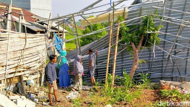 Penampakan Kerusakan Rumah Warga Akibat Angin Kencang di Pemalang