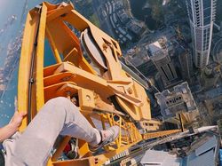 Aksi Gila Instagrammer Bertaruh Nyawa di Ketinggian