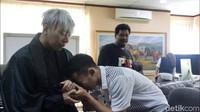 Dirinya juga memohon maaf atas kesalahannya itu.