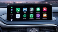 Beralih ke interior, Lexus RX 300 dilengkapi dengan sistem hiburan Apple Car Play dan Android Auto yang membantu konektivitas dengan ponsel milik pelanggan. Seamless Anticipation, Lexus memastikan ponsel dapat diletakkan pada Phone Holder khusus dengan aman dan ergonomis serta fitur Wireless Charger untuk menjaga kondisi ponsel tetap aktif. Istimewa/Dok. Lexus.