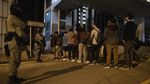 Para Orang Tua Menunggu Demonstran yang Terjebak di Kampus Hong Kong Para Orang Tua Menunggu Demonstran yang Terjebak di Kampus Hong Kong