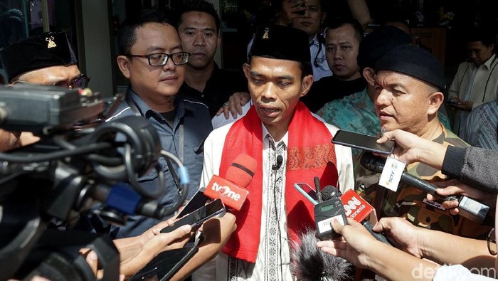 Ustaz Abdul Somad (UAS) meninggalkan gedung KPK. Ia mengatakan kehadirannya untuk mengisi tausiyah tentang penguatan mental di tubuh lembaga antirasuah itu.