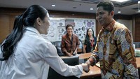 Angela menyalami bupati Buton saat audiensi di kantornya Kementerian Pariwisata dan Ekonomi Kreatif di Jakarta, Selasa (19/11). Foto: dok. Kemenparekraf