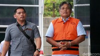 Dalam perkara ini, Refly bersama Pejabat Pembuat Komitmen di Satuan Kerja Pelaksanaan Jalan Nasional XII Balikpapan Andi Tejo Sukmono ditetapkan sebagai tersangka suap. Refly diduga KPK menerima total Rp 2,1 miliar dalam beberapa kali penerimaan.