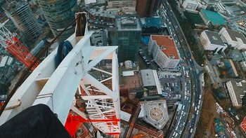 Pavlo Gennadiyovich Ushivets atau naman online-nya Mustang Wanted jadi cukup terkenal karena melakukan aksi ekstrim di ketinggian. Foto: Instagram