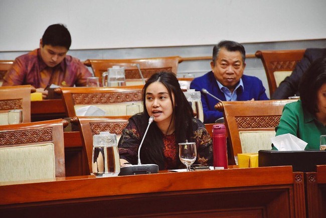 Farah Puteri Nahlia berayahkan Inspektur Jenderal Fadil Imran yang menjabat sebagai Kapolda Metro Jaya. Terlepas dari status tersebut, Farah yang berusia 24 tahun ini juga dikenal sebagai satu dari beberapa anggota DPR termuda yang menjabat pada periode periode 2019-2024. (Foto: Instagram/@farahputerinahlia)