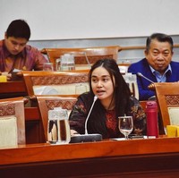 Farah Puteri Nahlia berayahkan Inspektur Jenderal Fadil Imran yang menjabat sebagai Kapolda Metro Jaya. Terlepas dari status tersebut, Farah yang berusia 24 tahun ini juga dikenal sebagai satu dari beberapa anggota DPR termuda yang menjabat pada periode periode 2019-2024. (Foto: Instagram/@farahputerinahlia)