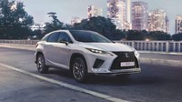 Tampilannya kini semakin mewah dan menegaskan karakter SUV yang elegan, tapi bertenaga. Mobil itu ditawarkan dengan tipe Luxury dan F Sport. Perbedaannya ada pada spindle grille-nya. Spindle grille versi F SPORT tetap mempertahankan desain sporty honeycomb. Istimewa/Dok. Lexus.