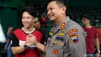 Kapolda Jateng melakukan kunjungan ke Gor Djarum di Kudus, Jawa Tengah. Ia turut didampingi oleh Ketua PB Djarum, Yoppy Rosimin dan Vice President Director Djarum Foundation FX Supandji.