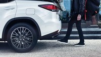 Bagian depan mobil ini dilengkapi dengan lampu 3 LED dengan lampu sein sequential khas Lexus. Pada bagian belakang, juga terdapat sentuhan desain seperti mobil flagship Lexus LS di bagian lampu belakang dengan desain bentuk L yang berlapis yang dilengkapi dengan lampu sein sequential. The New Lexus RX juga dilengkapi fitur Touchless Power Back Door dengan sensor kick sensor. Cukup mengayunkan kaki, membuka bagasi akan terbuka. Istimewa/Dok. Lexus.
