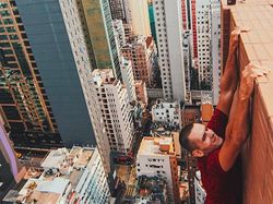 Aksi Gila Instagrammer Bertaruh Nyawa di Ketinggian