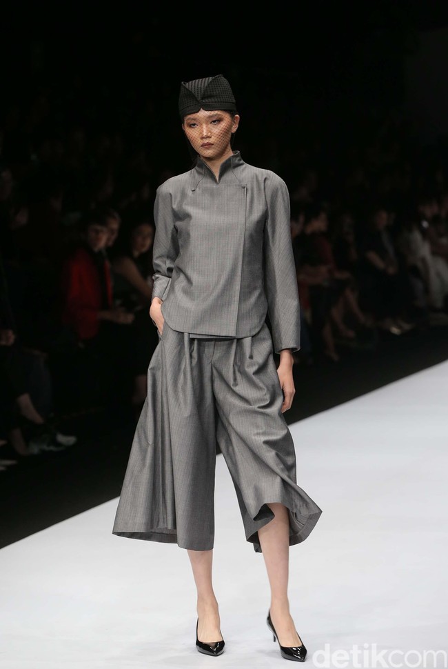Auguste Soesastro membuka fashion show DFK (Dewi Fashion Knight) tahun ini dengan mengangkat tema Javanese Invasion di Jakarta Fashion Week 2020, Senayan City, Jakarta. Senin [28/10/2019]. Foto: Rachman Haryanto/detikcom