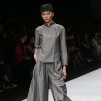 Auguste Soesastro membuka fashion show DFK (Dewi Fashion Knight) tahun ini dengan mengangkat tema Javanese Invasion di Jakarta Fashion Week 2020, Senayan City, Jakarta. Senin [28/10/2019]. Foto: Rachman Haryanto/detikcom