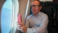 CEO Qantas Joyce bangga saat maskapainya berada di garis depan dalam inovasi penerbangan jarak jauh. Project Sunrise akan memaksa Airbus dan Boeing menyediakan pesawat yang dibutuhkan agar penerbangan itu layak dibikin secara komersial (Foto: Qantas/CNN)