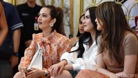 Nia dan Manohara pun tampak salah tingkah saat duduk berhadapan. Pool/Noel/detikFoto.