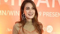 Luna Maya saat ditemui di kawasan Gatot Subroto, Jakarta Selatan pada Senin (18/11). Pool/Noel/detikFoto.