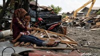 Objek yang digusur ialah bangunan dan tempat usaha warga.