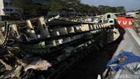 Tentunya tidak akan ada yang menduga tumpukan tersebut adalah bangkai pesawat.
