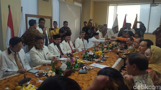 Tiba di DPP PKS, Tommy-Titiek Soeharto Disambut Sohibul Iman