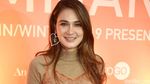Senyum Luna Maya yang Kabarnya Dekat dengan Pria Jepang