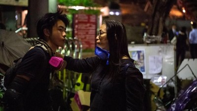 Para Orang Tua Menunggu Demonstran yang Terjebak di Kampus Hong Kong