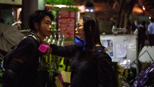 Para Orang Tua Menunggu Demonstran yang Terjebak di Kampus Hong Kong