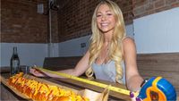 Food Blogger Ini Berhasil Habiskan Hot Dog Sepanjang 91 Cm