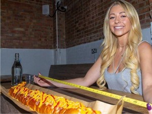 Food Blogger Ini Berhasil Habiskan Hot Dog Sepanjang 91 Cm