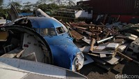 Padahal lokasi penampungan bangkai pesawat tersebut berada jauh dari dua bandar yakni Soekarno Hatta dan Halim.