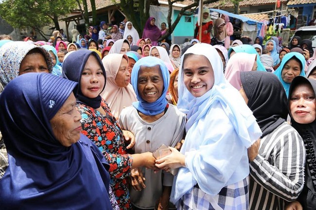 Peduli masalah HAM, Farah pernah terlibat dalam proses pemulangan Een Rohayati, seorang TKI asal Subang yang bekerja Arab Saudi. Dalam sebuah video di YouTube, Een mengaku sudah tak digaji selama 10 tahun dan memohon untuk pulang ke Tanah Ari. Berkoordinasi dengan BPNTKI, Farah berhasil membantu Een untuk pulang ke Subang, Jawa Barat.  (Foto: Instagram/@farahputerinahlia)