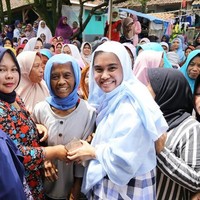 Peduli masalah HAM, Farah pernah terlibat dalam proses pemulangan Een Rohayati, seorang TKI asal Subang yang bekerja Arab Saudi. Dalam sebuah video di YouTube, Een mengaku sudah tak digaji selama 10 tahun dan memohon untuk pulang ke Tanah Ari. Berkoordinasi dengan BPNTKI, Farah berhasil membantu Een untuk pulang ke Subang, Jawa Barat.  (Foto: Instagram/@farahputerinahlia)