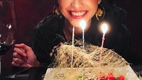 Masih dari momen ulang tahun nih! Erika tiup lilin ditemani segelas red wine. Foto: Instagram erika.sawajiri.erika