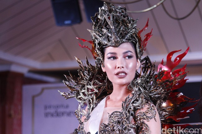  Diharapkan dari kostum ini kita bisa menceritakan kepada dunia siapa wanita Indonesia sebenarnya sekaligus menyuarakan soal semangat pemberdayaan wanita seperti yang diperjuangkan Frederika selama ini, tambah Mayaratih. (Foto: Mohammad Abduh/detikcom)