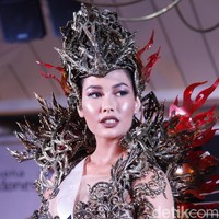  Diharapkan dari kostum ini kita bisa menceritakan kepada dunia siapa wanita Indonesia sebenarnya sekaligus menyuarakan soal semangat pemberdayaan wanita seperti yang diperjuangkan Frederika selama ini, tambah Mayaratih. (Foto: Mohammad Abduh/detikcom)