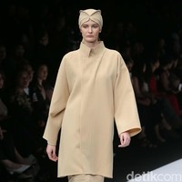 Auguste Soesastro membuka fashion show DFK (Dewi Fashion Knight) tahun ini dengan mengangkat tema Javanese Invasion di Jakarta Fashion Week 2020, Senayan City, Jakarta. Senin [28/10/2019]. Foto: Rachman Haryanto/detikcom