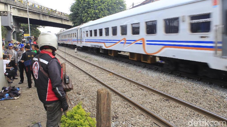 Pria Lansia Tewas Tertabrak Kereta Api di Cimahi Pria Lansia Tewas Tertabrak Kereta Api di Cimahi