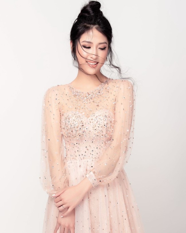 Sebagai Mrs World, ibu satu anak ini telah bepergian ke 10 negara dan 22 kota, mengabdikan diri dan bekerja dengan orang-orang dari semua lapisan masyarakat. Foto: Instagram