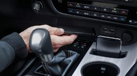 Lexus RX 300 dilengkapi dengan layar multimedia 12,3 inci Center Touchscreen Display. Selain dengan tambahan teknologi touchscreen, pengendara juga dapat mengakses Lexus Touchpad yang terletak di konsol tengah, yang merupakan pembaharuan peran Remote Touch Interface model sebelumnya. Di Indonesia, The New Lexus RX 300 Series dijual dengan kisaran harga Rp 1,4 miliar. Istimewa/Dok. Lexus.