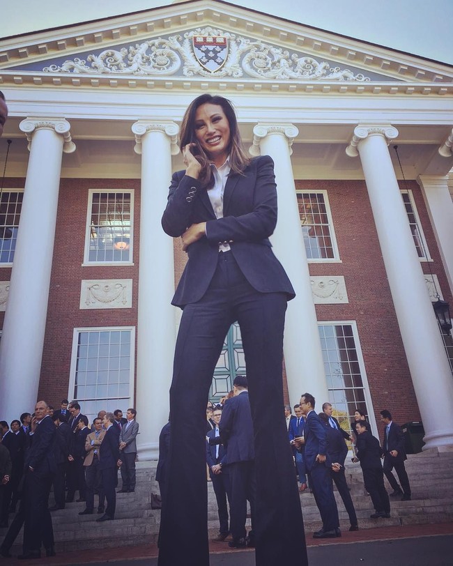 Beberapa hal yang dituduhkan pada Mina Chang adalah pemalsuan bahwa ia merupakan alumni Harvard Business School dan lulusan program Army War College. Namun berdasarkan investigasi NBC News, ia hanya mengambil kursus dan seminar selama beberapa hari di sana. Foto: Instagram @minatrinitychang