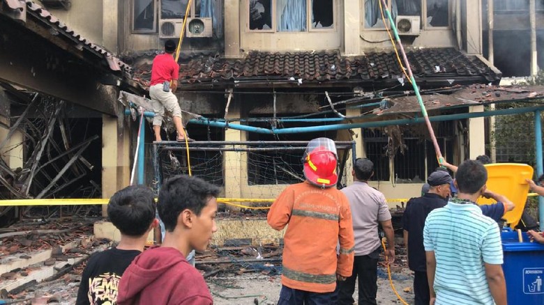 2 Unit Damkar Padamkan Api yang Muncul di Lantai 2 SMK Yadika 6 Bekasi 2 Unit Damkar Padamkan Api yang Muncul di Lantai 2 SMK Yadika 6 Bekasi