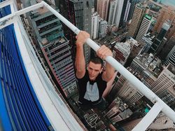 Aksi Gila Instagrammer Bertaruh Nyawa di Ketinggian