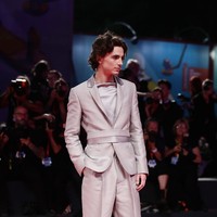 Dan urutan teratas diduduki oleh aktor muda Timothee Chalamet. Timothee Chalamet dipandang sebagai sosok yang berani tampil beda untuk urusan penampilan sehingga pantas menjadi nomor satu di daftar yang terdiri dari 50 nama pria tenar itu. Banyak aktor yang mencoba mengambil risiko di karpet merah, kami sangat mengapresiasinya, tapi tak sedikit yang gagal, demikian GQ mendeskripsikan gaya sang aktor. (Foto: Getty Images)