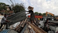 Sebagian warga memilah puing-puing bangunan yang masih bisa dimanfaatkan.